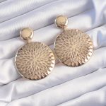 Pirinç Gold Renk Oval İşlemeli Küpe - Lisinya