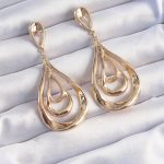 Pirinç Gold Renk Kıvrımlı Damla Görünüm Sallantılı Küpe - Lisinya