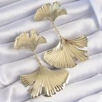 Pirinç Gold Renk Tırtıklı Yaprak Model Sallantılı Küpe - Lisinya