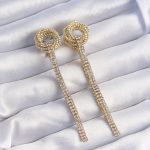 Pirinç Gold Renk Zirkon Taşlı Kıvrım Detay Sallantılı Küpe - Lisinya