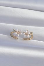 Pirinç Gold Renk Zirkon Taşlı Kıvrımlı İnci Çiçek Küpe - Lisinya - Görsel 2