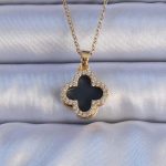 316L Çelik Gold Renk Siyah Mineli Zirkon Taşlı Yonca Figürlü Kolye - Lisinya
