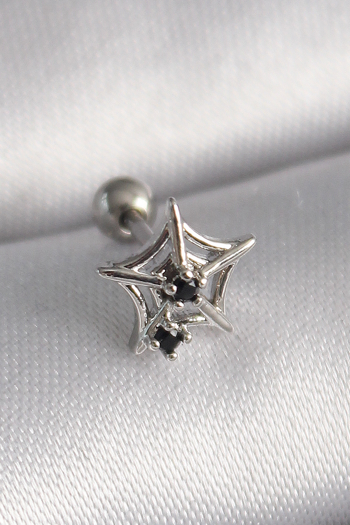 1732283362-pr1293 316L Çelik Gümüş Renk Siyah Zirkon Taş Detay Örümcek Ağ Model Tragus Piercing - Lisinya - Görsel 1