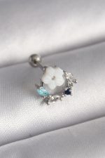316L Çelik Gümüş Renk Zirkon Taş Detay Beyaz Çiçek Model Tragus Piercing - Lisinya