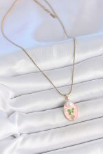 316L Çelik Gold Renk Zincir Pembe Mineli Oval İncili Çiçek İşlemeli Portre Model Kadın Kolye - Lisinya - Görsel 2