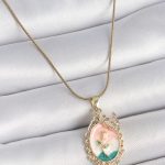 316L Çelik Gold Renk Zincir Mix Renk Çiçek İşlemeli Zirkon Taş Detaylı Portre Model Kadın Kolye - Lisinya