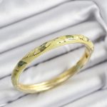 Mineli Pirinç Fıstık Yeşili Yaprak Motifli Gold Renk Kadın Kelepçe - Lisinya
