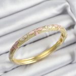 Mineli Pirinç Pembe Hardal Ve Krem Çiçek Motifli Gold Renk Kadın Kelepçe - Lisinya