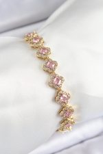 Pirinç Zirkon Taşlı Pembe Yonca Baget Model Gold Renk VIP Seri Kadın Bileklik - Lisinya