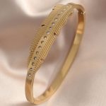 Gold Renk Yaprak Model Zirkon Taş Detay Kelepçe Kadın Bileklik - Vipsepet