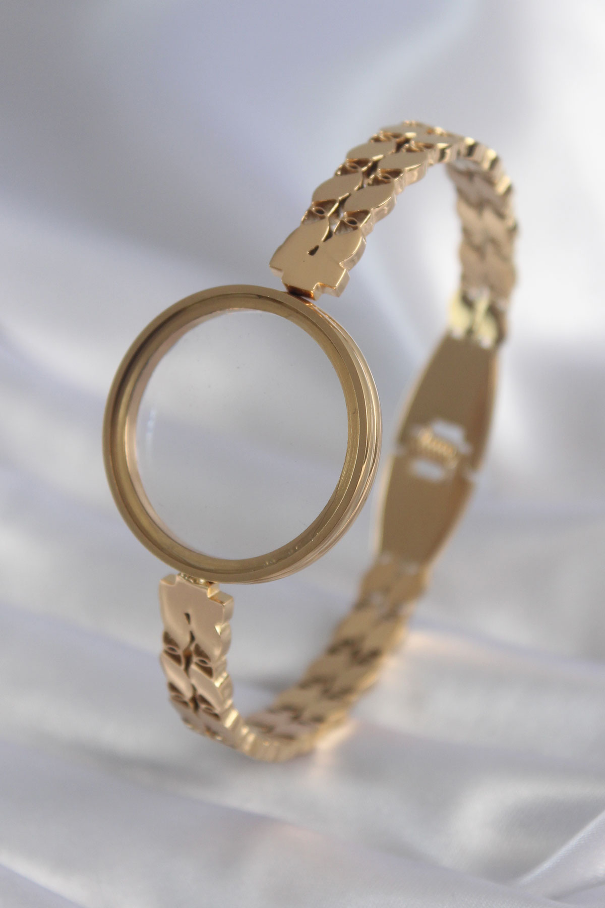 1709815089-bb5911-2 316L Çelik Gold Renk Arpa İşleme Açılabilir Fanus Model Kadın Kelepçe - Vipsepet - Görsel 1