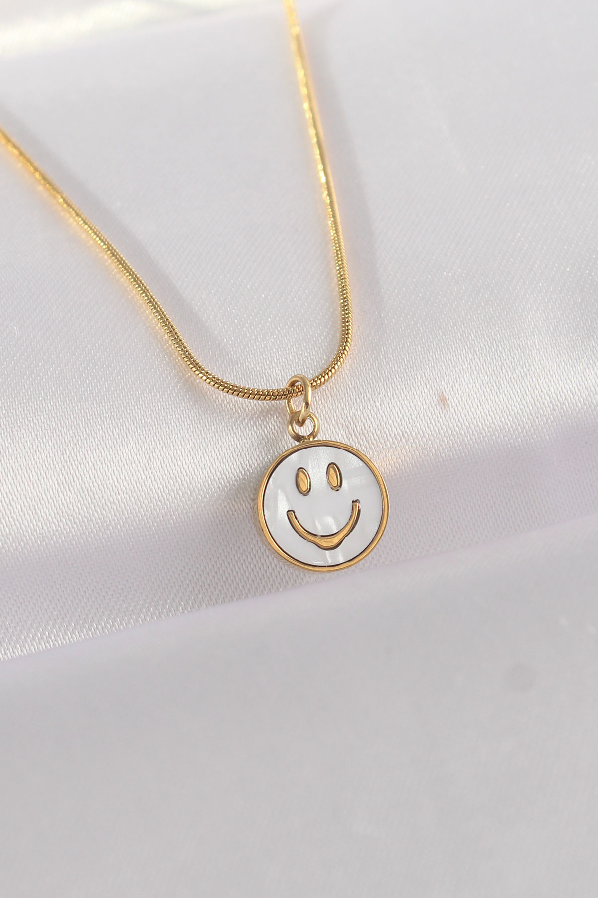 1716982446-bko8672-1 316L Çelik Zincir Altın Renk Mermer Desenli Minimal Smile Kolye - Vipsepet - Görsel 1