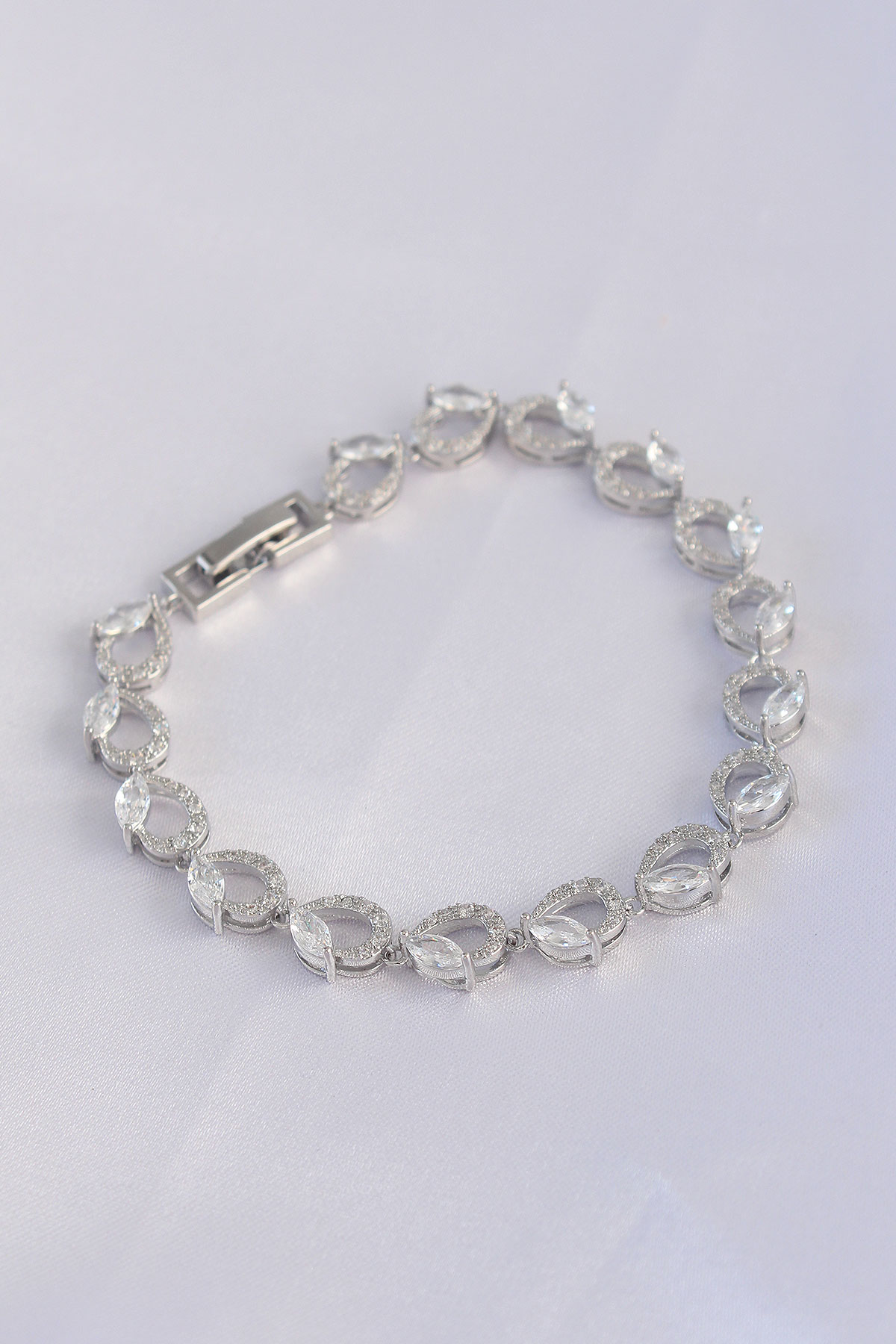 1717421786-bb6062-1 Vip Seri Pirinç Zirkon Taşlı Gümüş Renk Arpa Model Bileklik - Vipsepet - Görsel 1