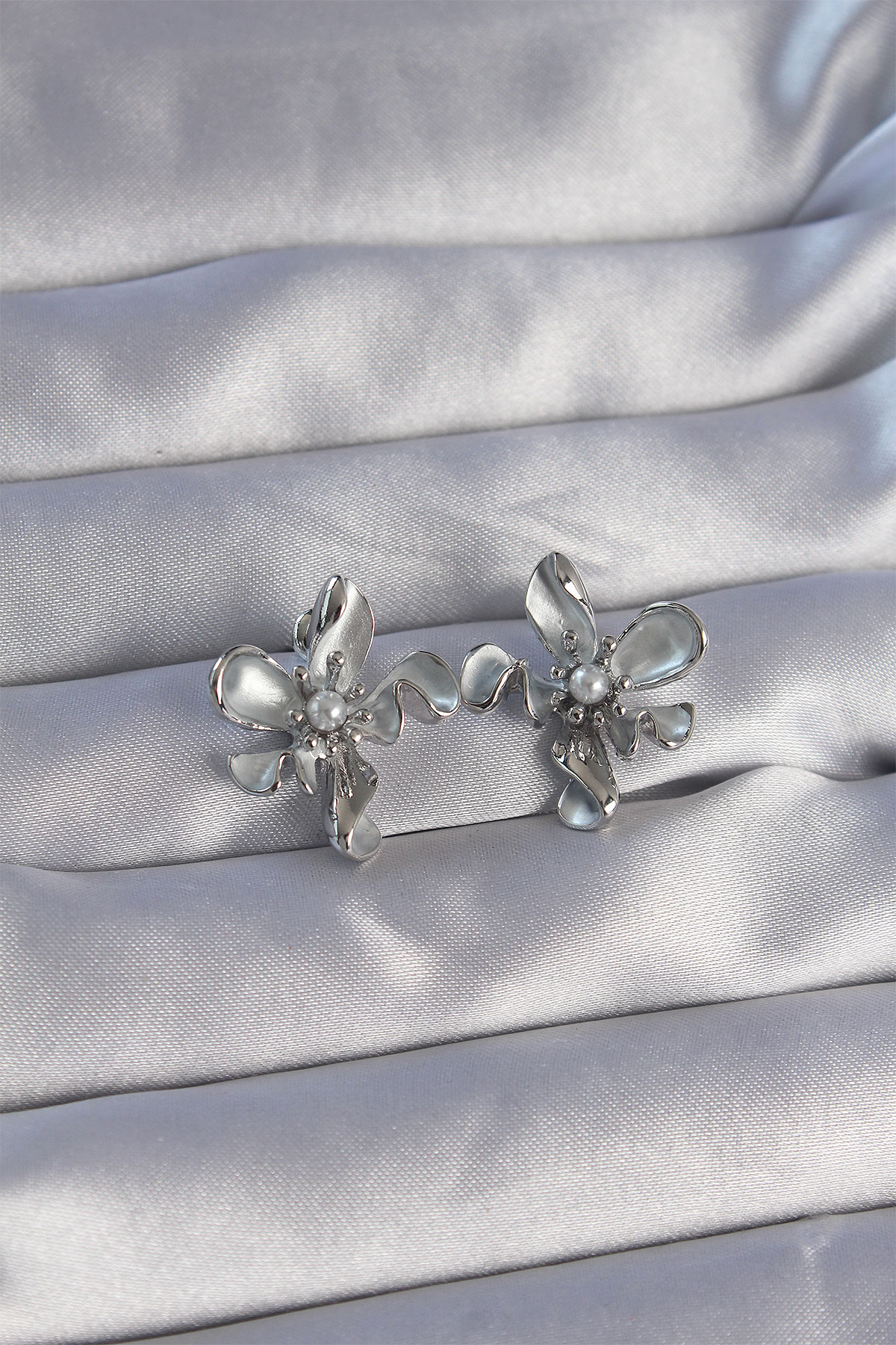 1720165683-bkp9083 Pirinç Gümüş Renk İnci Detay Çiçek Tasarımlı Küpe - Vipsepet - Görsel 1