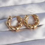 Pirinç Gold Renk Damla Kıvrım Tasarımlı Halka Küpe - Vipsepet