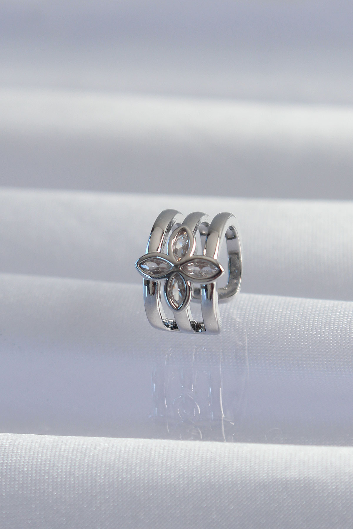 1723888403-bkp9330-1 Pirinç Gümüş Renk Yonca Earcuff Küpe - Vipsepet - Görsel 1