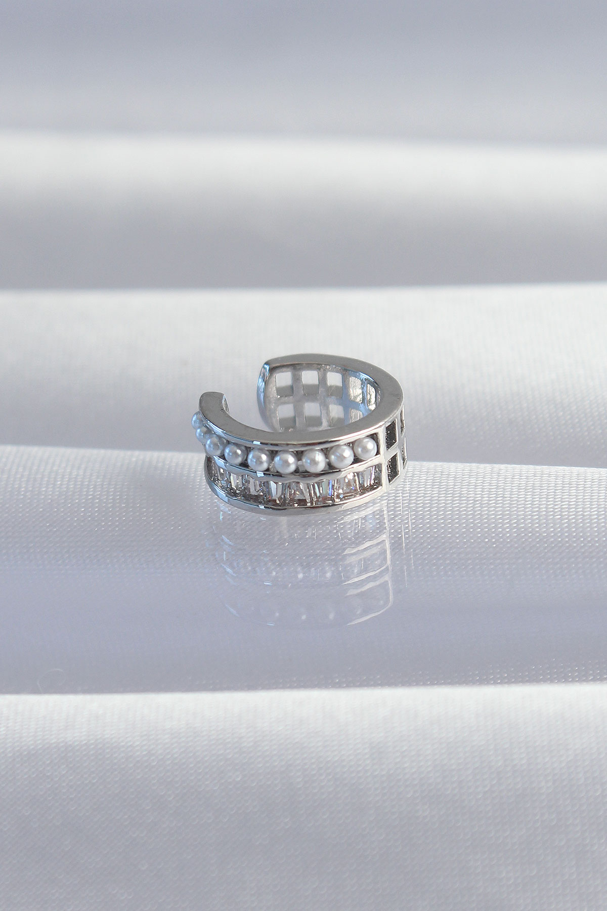 1723888690-bkp9338-1 Pirinç Gümüş Renk İncili Baget Taşlı Earcuff Küpe - Vipsepet - Görsel 1