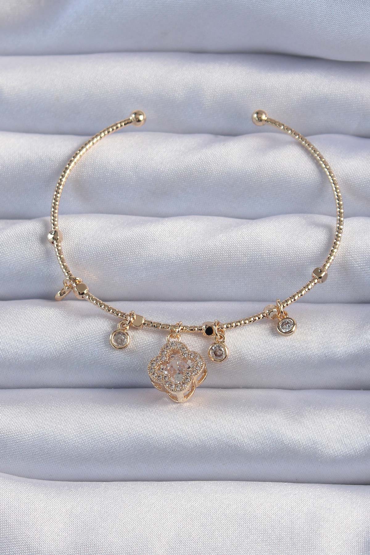 1726661910-bb6327 Pirinç Altın Renk Zirkon Taşlı Yonca Model Charm Bileklik - Vipsepet - Görsel 1
