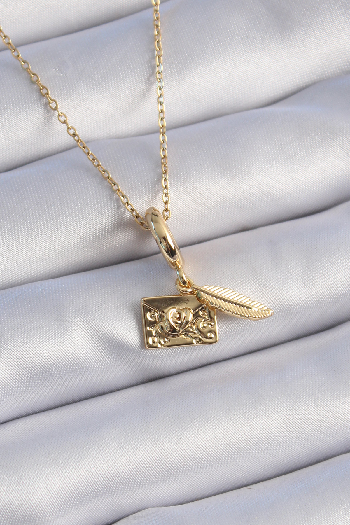 1728397816-bko9314 316L Çelik Gold Renk Kalp Detay Mektup Figür Charm Model Kadın Kolye - Vipsepet - Görsel 1