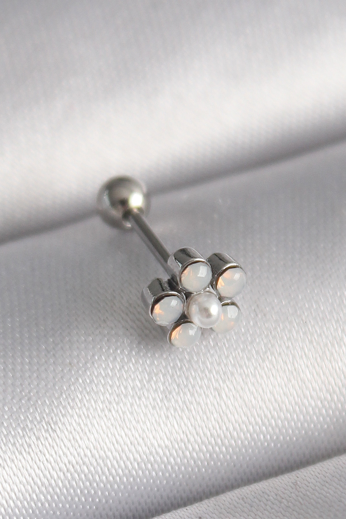 1732282323-pr1283 316L Çelik Gümüş Renk Zirkon Taşlı Çiçek Model Tragus Piercing - Vipsepet - Görsel 1