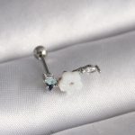 316L Çelik Gümüş Renk Zirkon Taş Detay Beyaz Çiçek Model Tragus Piercing - Vipsepet
