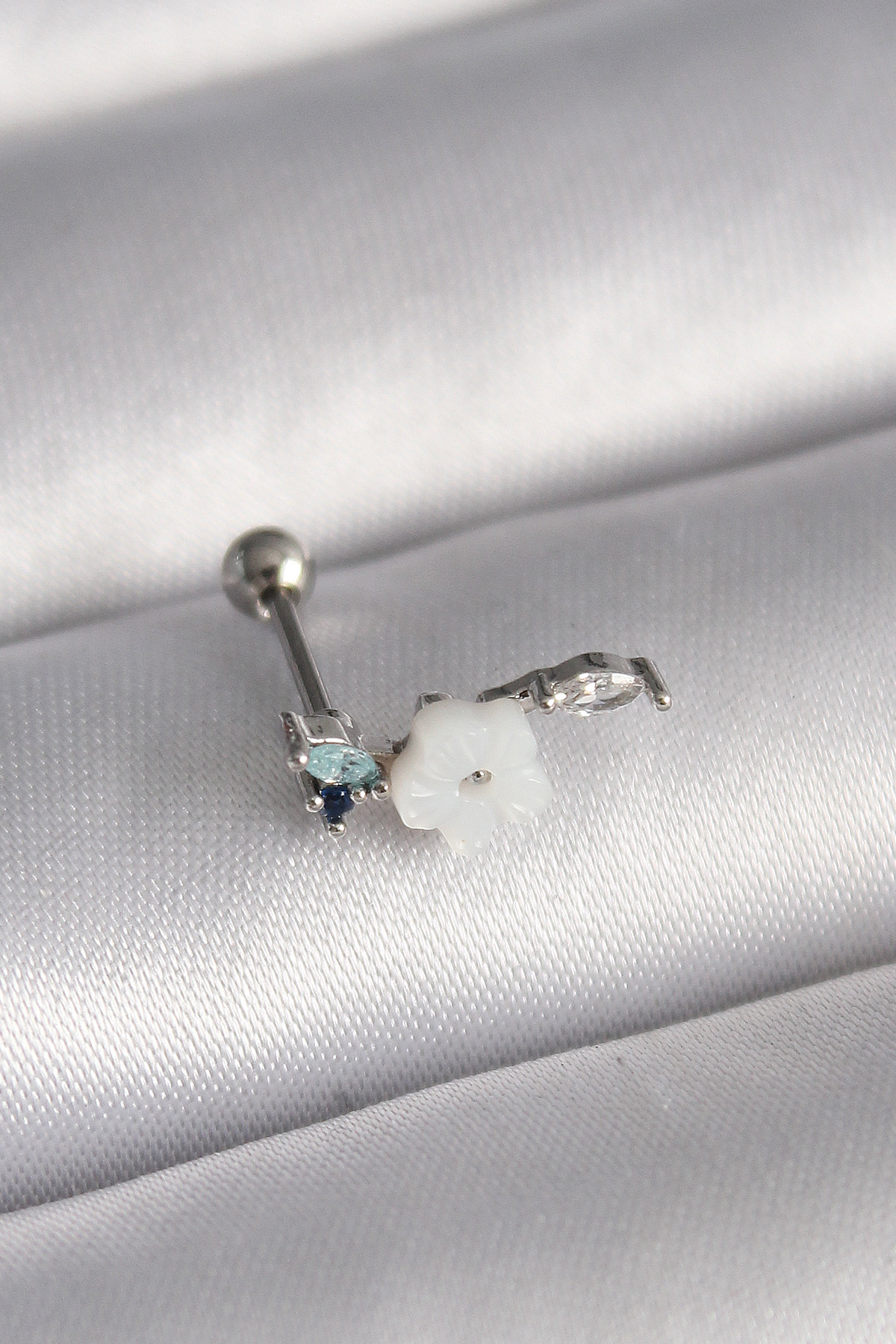1732287204-pr1357 316L Çelik Gümüş Renk Zirkon Taş Detay Beyaz Çiçek Model Tragus Piercing - Vipsepet - Görsel 1