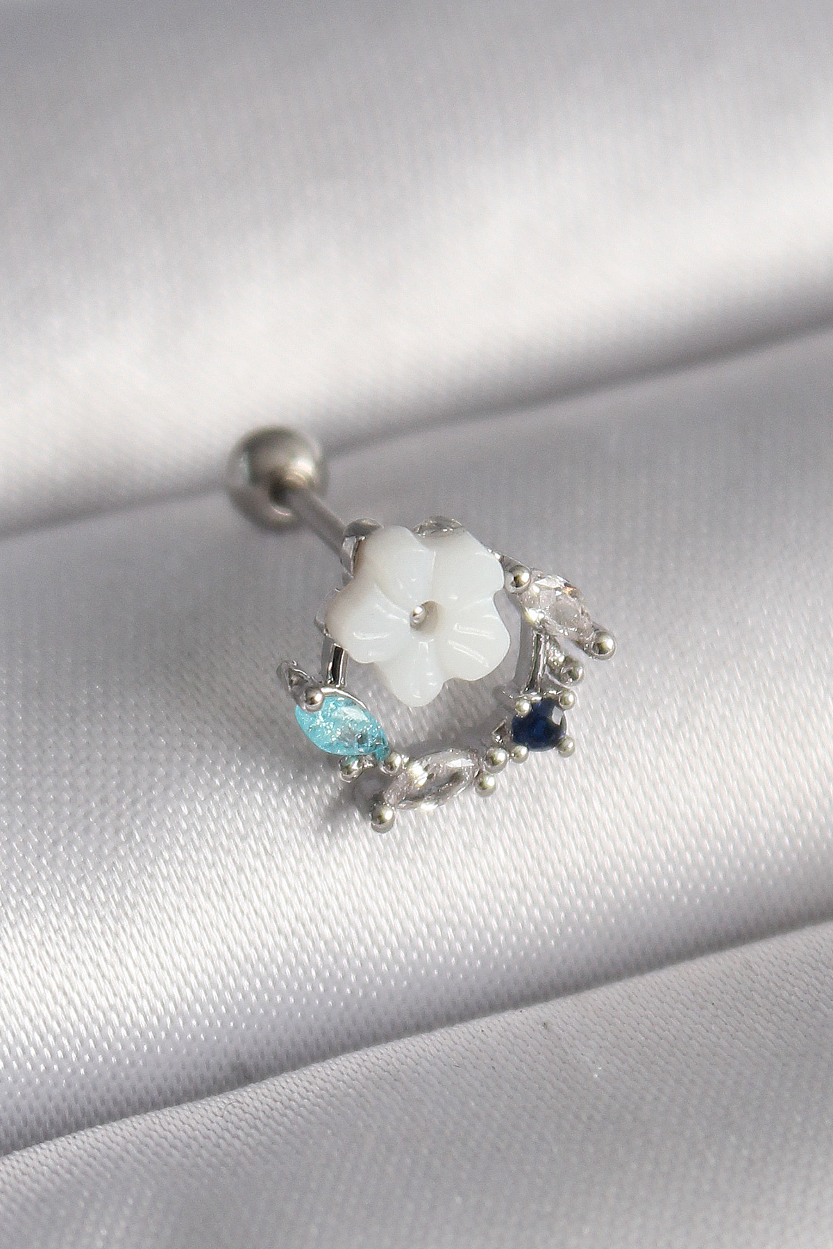 1732287281-pr1359 316L Çelik Gümüş Renk Zirkon Taş Detay Beyaz Çiçek Model Tragus Piercing - Vipsepet - Görsel 1
