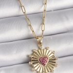 316L Çelik Gold Renk Pembe Zirkon Taşlı Kalp İşleme Madalyon Model Kadın Kolye - Vipsepet