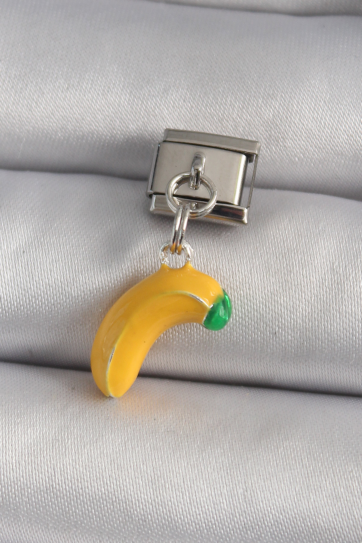 1736235924-bc1167 316L Çelik Gümüş Renk Sallantı Muz Model Nomination Charm - Vipsepet - Görsel 1