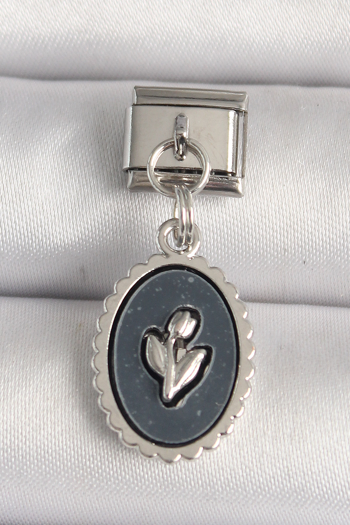 1744642756-bc1215 316L Çelik Gümüş Renk Çiçek İşlemeli Siyah Portre Model Nomination Charm - Vipsepet - Görsel 1