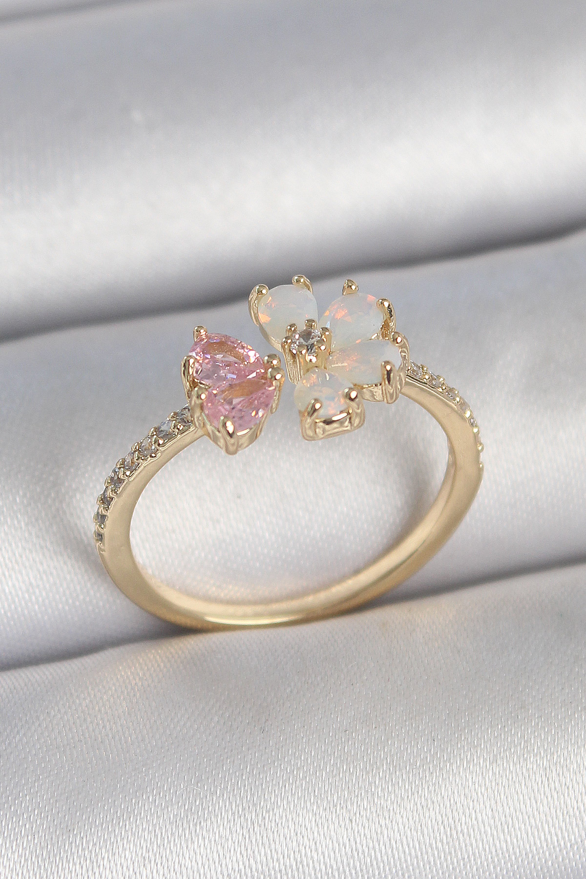 1745854353-byk3709 Pirinç Gold Renk Beyaz Mineli Pembe Zirkon Taşlı Çiçek Model Kadın Yüzük - Vipsepet - Görsel 1