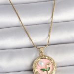 316L Çelik Gold Renk Zincir Pembe Çiçek İşlemeli inci Detay Portre Model Kadın Kolye - Vipsepet