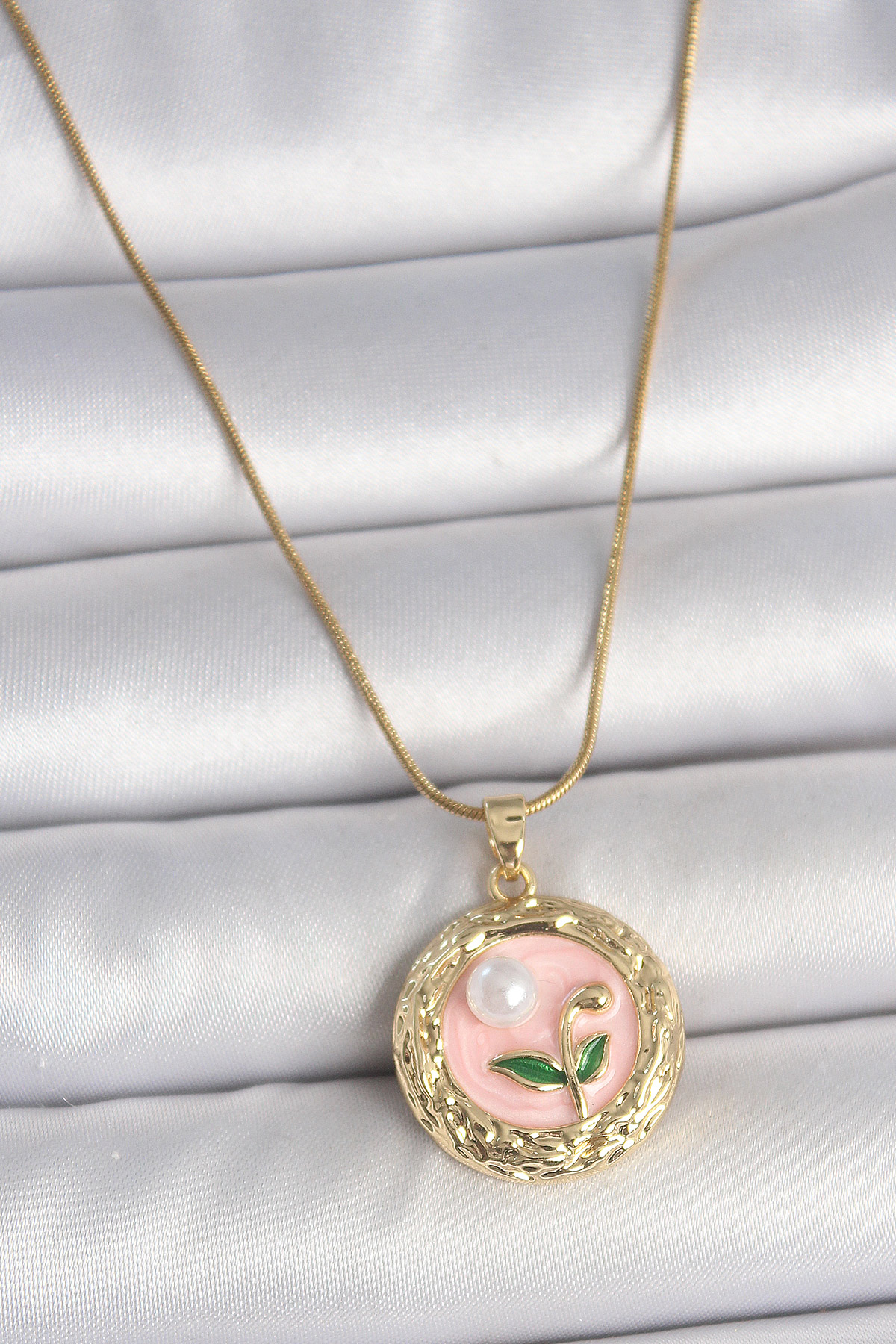 1746692624-bko10079 316L Çelik Gold Renk Zincir Pembe Çiçek İşlemeli inci Detay Portre Model Kadın Kolye - Vipsepet - Görsel 1