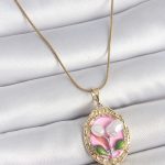 316L Çelik Gold Renk Zincir Pembe Mineli İncili Çiçek İşlemeli Portre Model Kadın Kolye - Vipsepet