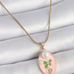316L Çelik Gold Renk Zincir Pembe Mineli Oval İncili Çiçek İşlemeli Portre Model Kadın Kolye - Vipsepet