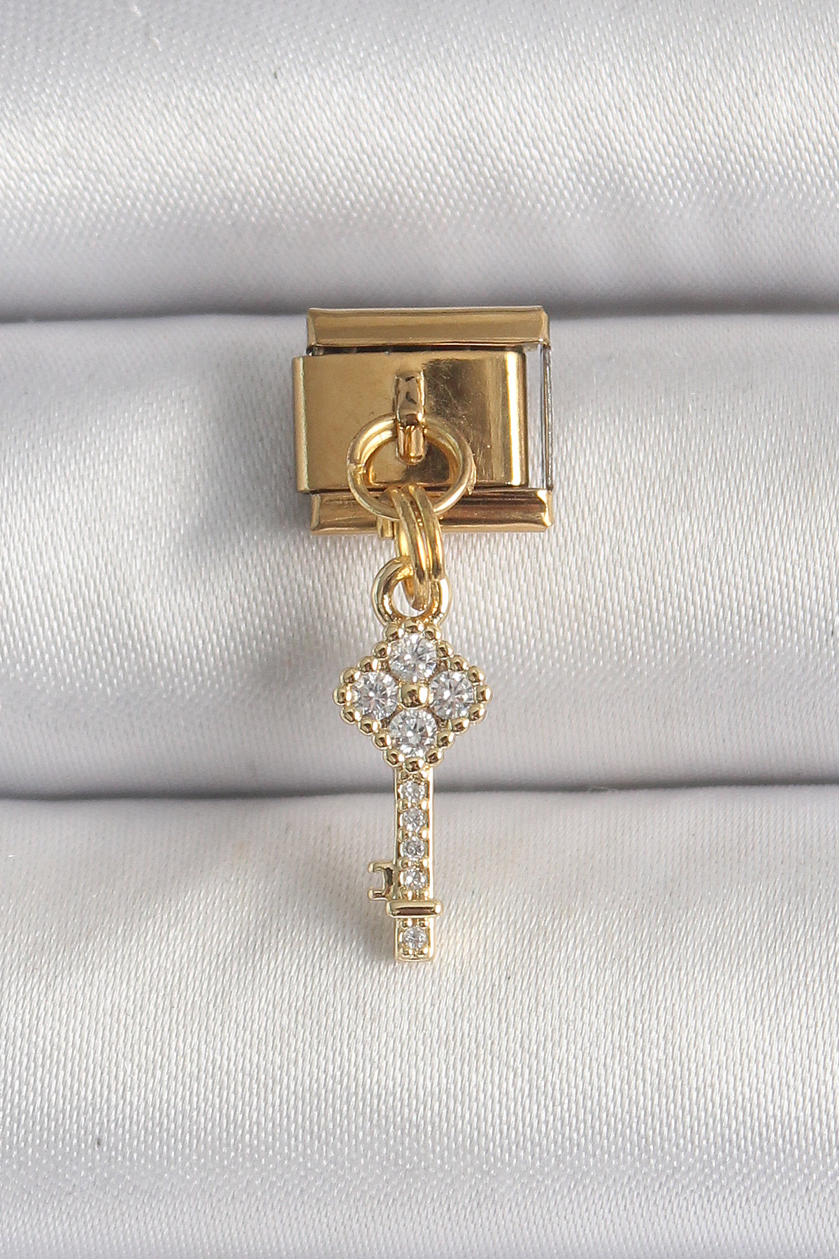 1747666610-bc1338 316L Çelik Gold Renk Sallantı Zirkon Taşlı Anahtar Model Nomination Charm - Vipsepet - Görsel 1