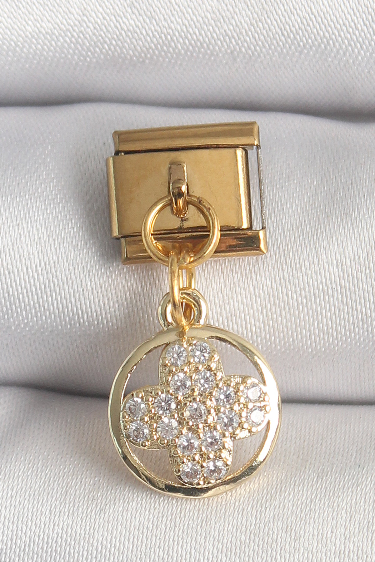 1747666712-bc1340 316L Çelik Gold Renk Sallantı Zirkon Taşlı Yonca Model Nomination Charm - Vipsepet - Görsel 1