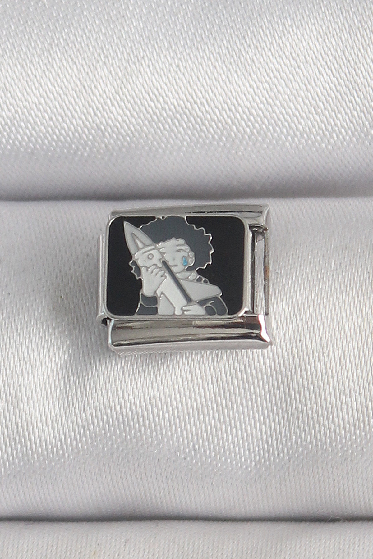 1747669414-bc1385 316L Çelik Gümüş Renk Siyah İşlemeli Portre Model Nomination Charm - Vipsepet - Görsel 1
