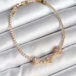 Pirinç Sıralı Pembe Kalp Figürlü Zirkon Taşlı Gold Renk Kadın Bileklik - Vipsepet