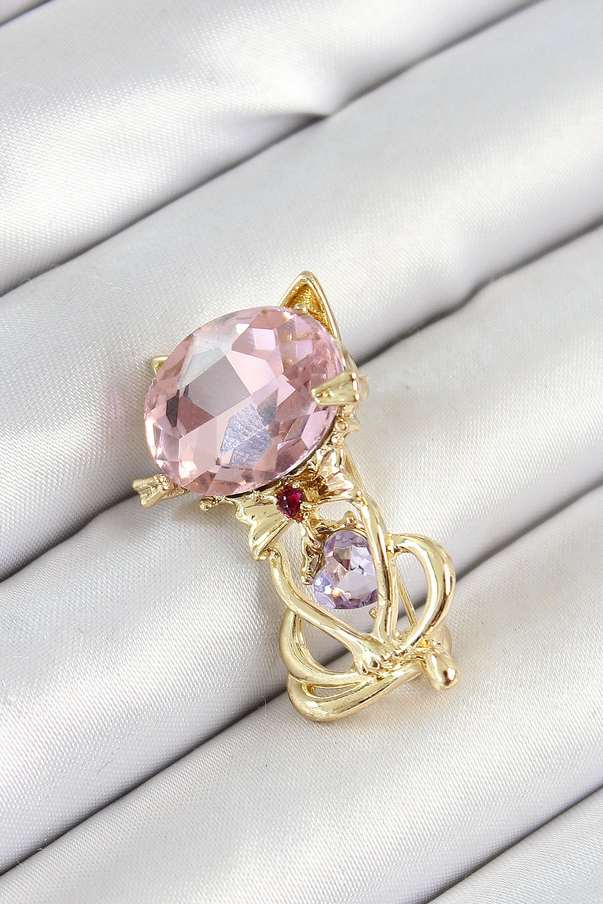 1748442657-br447 Pembe Zirkon Taşlı Kap Detaylı Kedi Figürlü Gold Renk Kadın Broş - Vipsepet - Görsel 1