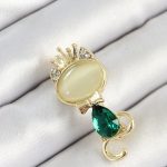 Yeşil Damla Zirkon Taşlı Kraliçe Taçlı Kedi Figürlü Gold Renk Kadın Broş - Vipsepet