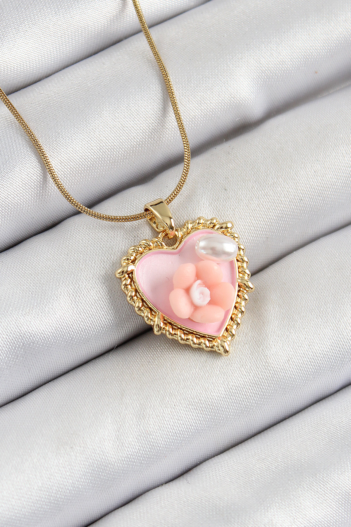 1748953992-bko10271 316L Çelik Zincir Pembe Sanatsal Portre İnci Detaylı Papatya Figürlü Kalp Model Gold Renk Kadın Kolye - Vipsepet - Görsel 1