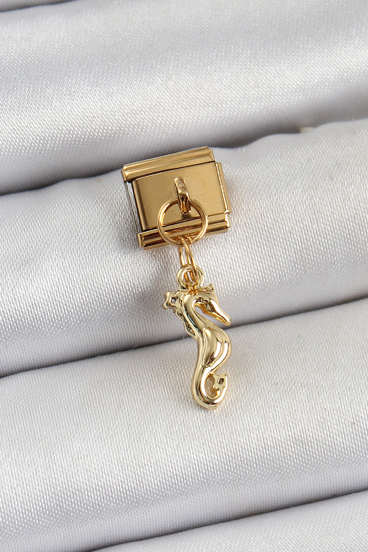 1749104647-bc1396 316L Çelik Sallantılı Deniz Atı Model Gold Renk Nomination Charm - Vipsepet - Görsel 1