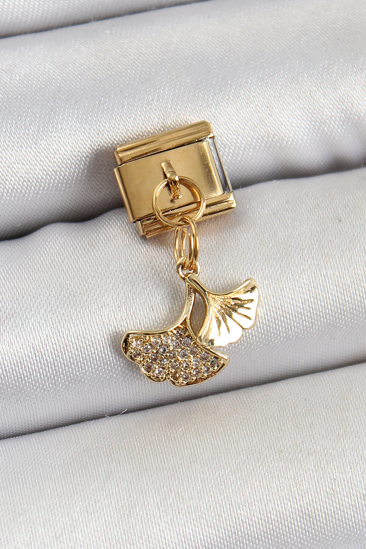 1749105228-bc1404 316L Çelik Sallantılı Zirkon Taşlı Balık Kuyruğu Model Gold Renk Nomination Charm - Vipsepet - Görsel 1