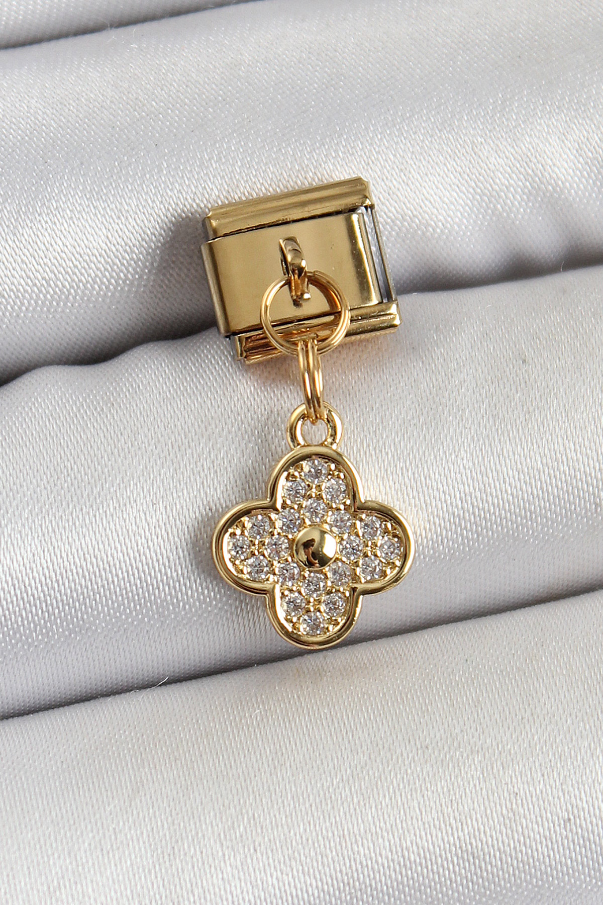 1749105337-bc1405 316L Çelik Sallantılı Zirkon Taşlı Yonca Model Gold Renk Nomination Charm - Vipsepet - Görsel 1