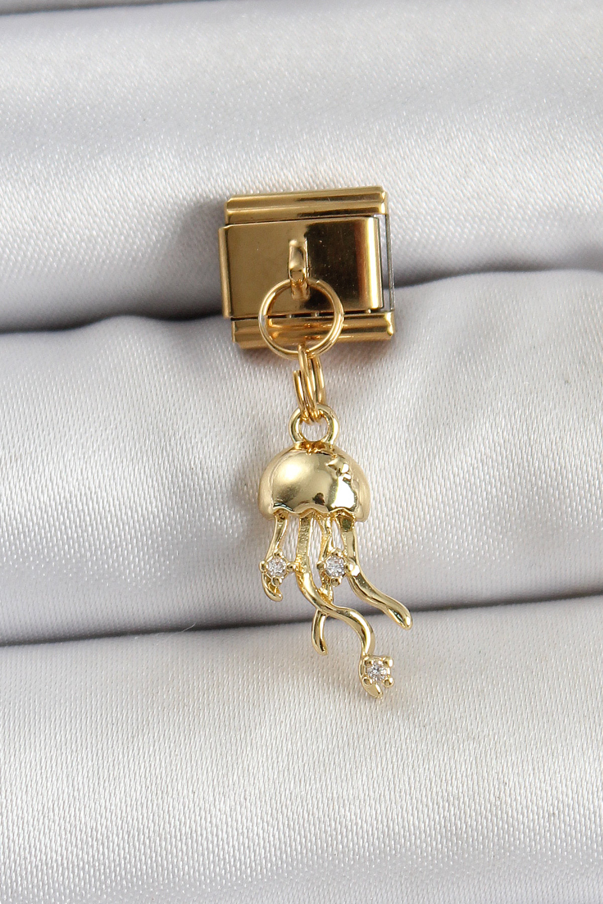 1749107297-bc1427 316L Çelik Sallantılı Zirkon Taşlı Deniz Anası Model Gold Renk Nomination Charm - Vipsepet - Görsel 1