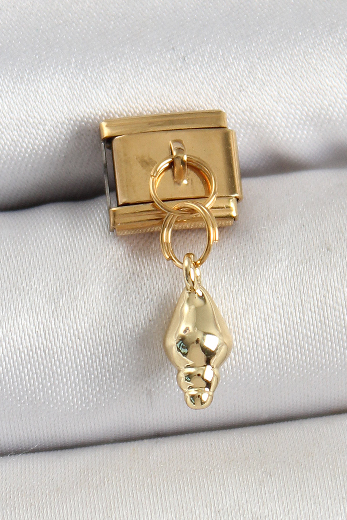 1749108110-bc1437 316L Çelik Sallantılı Deniz Kabuğu Model Gold Renk Nomination Charm - Vipsepet - Görsel 1