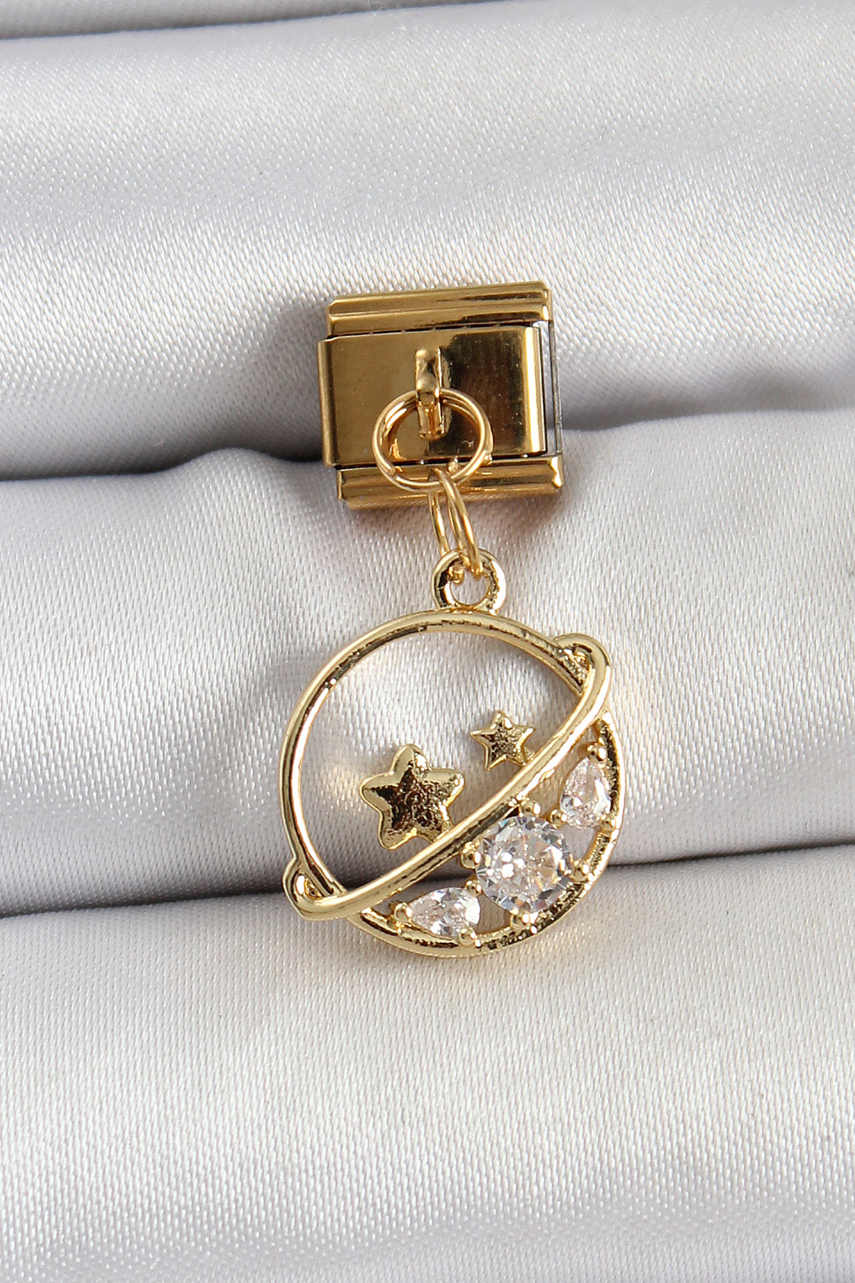 1749108303-bc1418 316L Çelik Sallantılı Zirkon Taşlı Satürn Model Gold Renk Nomination Charm - Vipsepet - Görsel 1