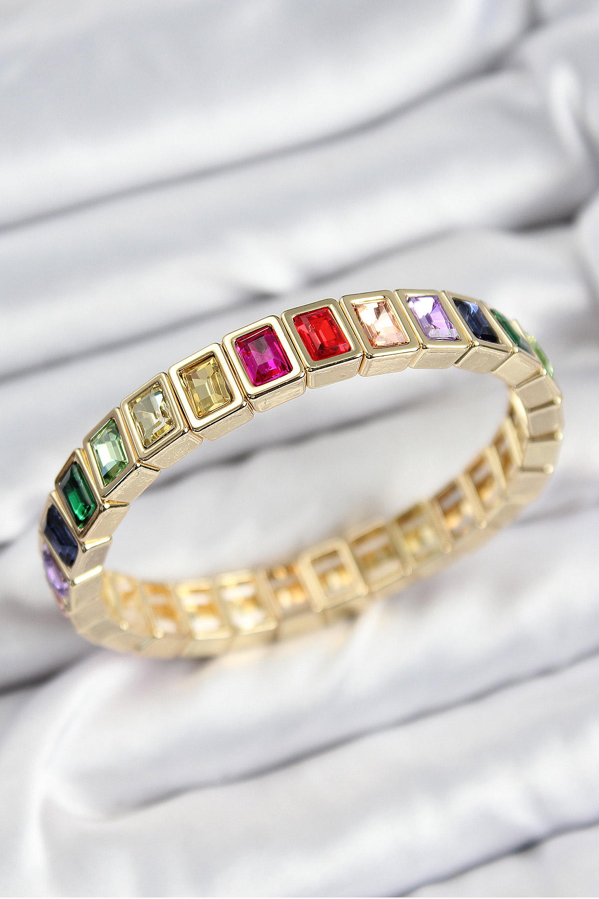 1753079080-bb7493 Pirinç Karışık Zirkon Taşlı Dikdörtgen Model Gold Renk Lastikli Kadın Bileklik - Vipsepet - Görsel 1