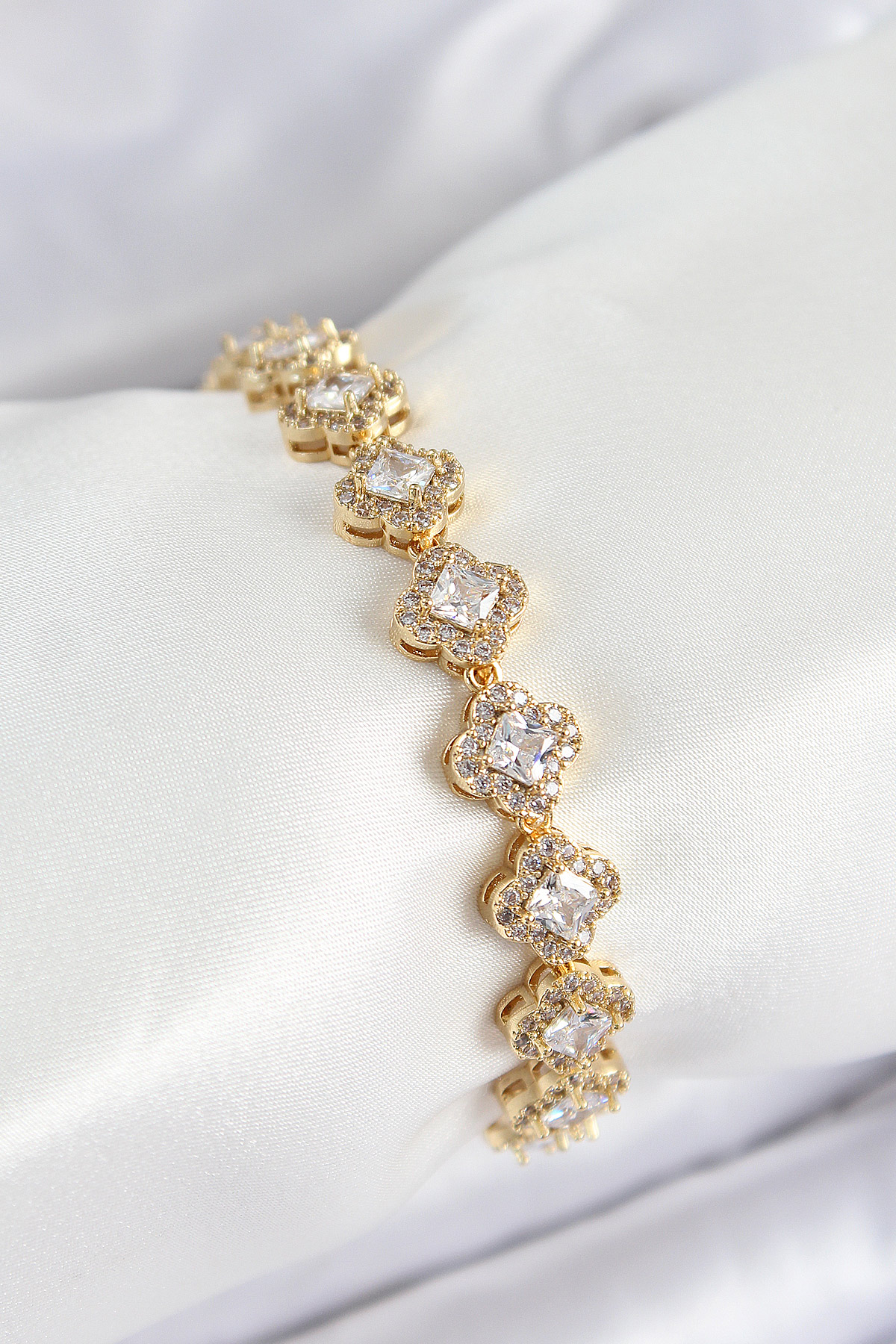 1753080646-bb7510 Pirinç Zirkon Taşlı Yonca Baget Model Gold Renk VIP Seri Kadın Bileklik - Vipsepet - Görsel 1